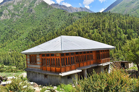 Trên đường đến Chitkul du khách sẽ thấy cánh rừng thông, và cây lá kim nhỏ dọc bên đường, hoặc băng qua những cây cầu nhỏ xây phía trên dòng nước cuồn cuộn của Baspa. Du khách thường đứng trên những cây cầu này để tận hưởng không gian bao la của núi rừng trong tầm mắt, hoặc ngắm nhìn dòng nước cuộn chảy xuyên qua các mỏm đá lởm chởm trên dòng sông. Ảnh:Bored panda.