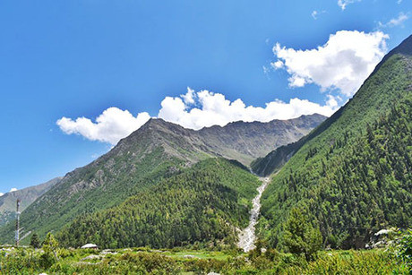 Nói này chỉ cách biên giới Trung Quốc 30 km. Ảnh: Bored Panda.
