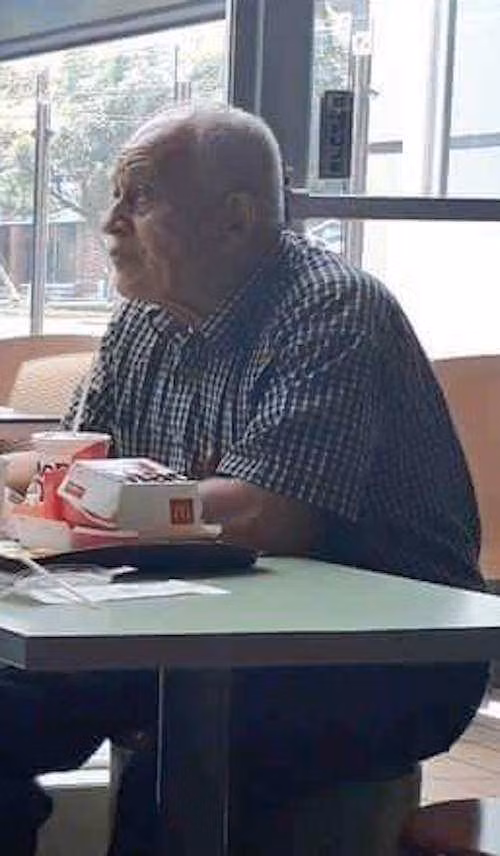 moi chau trai di an hamburger nhung chau chi cam dau choi dien thoai, nguoi ong da roi nuoc mat - 2