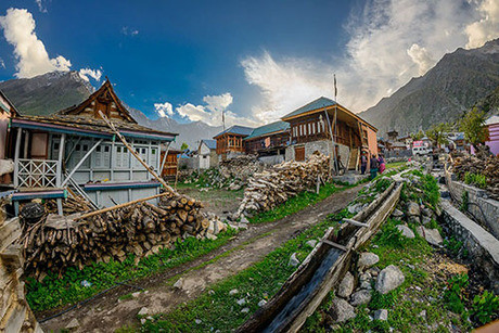 Vào tháng 7, thời tiết ở Chitkul khá nóng nhưng đổi lại quang cảnh hùng vĩ với bầu trời trong vắt và những tia nắng lẩn sau đám mây. Trèo lên những con dốc thoai thoải, du khách có thể ngắm nhìn những ngọn núi khổng lồ được phủ một màu xanh, điểm những bông hoa dại đầy màu sắc. Ảnh:Yellow Peaks.