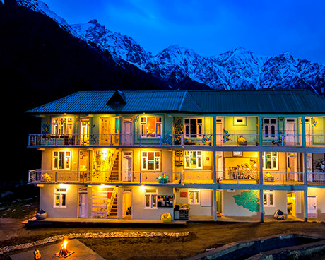 Ngôi làng nhỏ giờ đây đã trở thành một trung tâm du lịch lớn với sự xuất hiện của các khách sạn nhiều tầng đầy màu sắc. Không có điện thoại di động, không phủ sóng vô tuyến, không có chợ, cây ATM, những người đến thăm Chitkul sẽ tưởng như mình đang ở thời quá khứ. Ảnh:Zostel Chitkul.