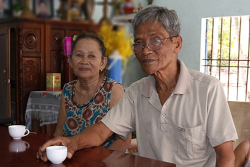 Vợ chồng ông Nguyễn Văn Nãi và bà Lê Thị Bảy kể lại chuyện cưới chồng cho con dâu. Ảnh: Đắc Thành.