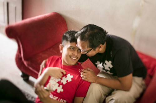 Ông Adli đã từ bỏ công việc lương cao để mở doanh nghiệp hỗ trợ con trai tự kỷ - Ảnh: Our Better World.