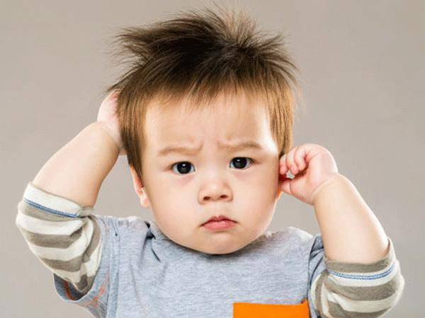 con 3 tuoi lien tuc gai tai, me ta hoa khi bac si ket luan cay moc trong tai - 3