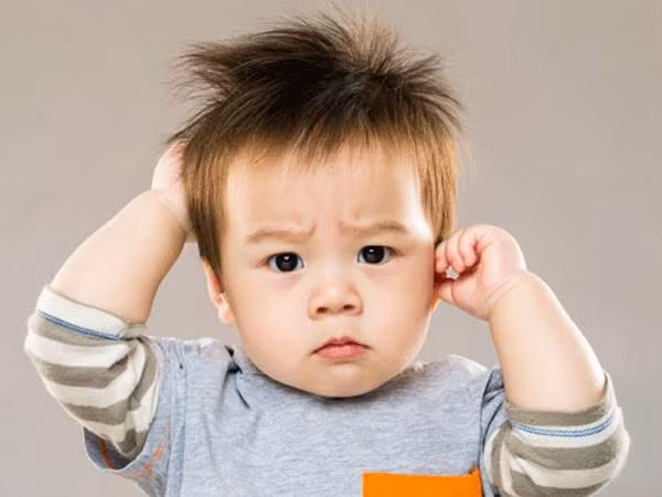 con 3 tuoi lien tuc gai tai, me ta hoa khi bac si ket luan cay moc trong tai - 3