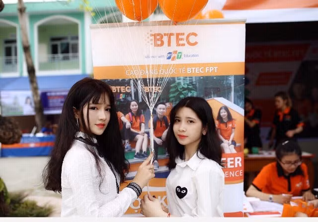 Võ Hồng Tú Uyên (Lớp 12 – THPT Quế Sơn, Quảng Nam) và Nguyễn Thúy My (Lớp 12 – THPT Thái Phiên, Đà Nẵng) đã tới tìm hiểu chương trình học của BTEC FPT trong ngày hội tuyển sinh tại trường THPT Nguyễn Hiền, Đà Nẵng.