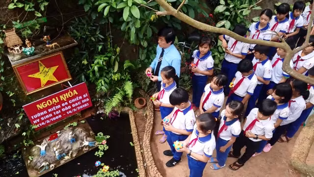 Học sinh xúc động khi nghe thầy Phó Hiệu trưởng ôn lại sự kiện Gạc Ma.