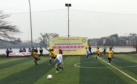 Trận thi đấu môn Bóng đá nữ giữa hai đội THPT Thanh Thủy (áo vàng) và Trường THPT Chuyên Hùng Vương 