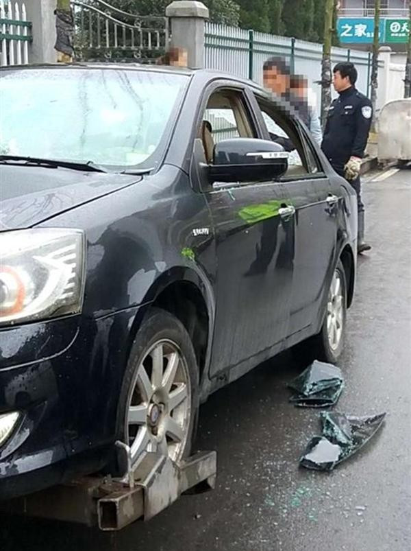 {title} vi phạm giao thông,phiếu phạt,tiền phạt,vượt đèn đỏ,đỗ sai quy định