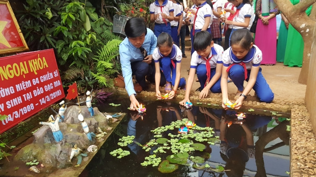 Thầy – trò trường Tiểu học Hướng Phùng thả hoa đăng xuống mô hình đảo Gạc Ma.