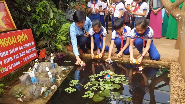Thầy – trò trường Tiểu học Hướng Phùng thả hoa đăng xuống mô hình đảo Gạc Ma.