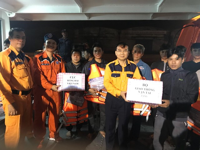 Tặng quà động viên các thuyền viên Tặng quà động viên các thuyền viên