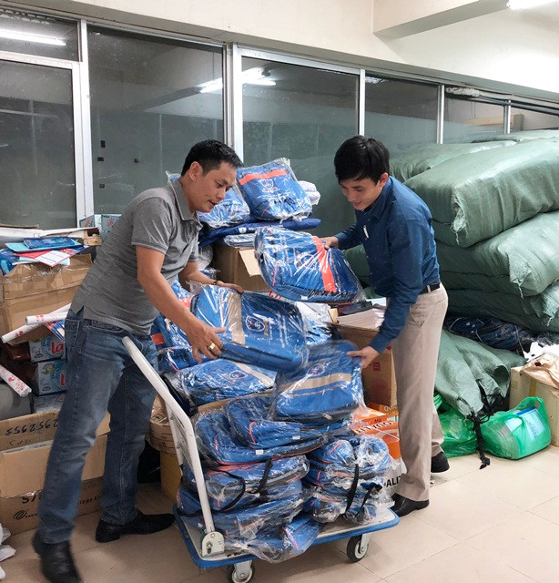 Thạc sĩ Nguyễn Bá Anh (phải) trực tiếp xếp ba lô cùng phóng viên Báo Giáo dục & Thời đại để gửi đến các em học sinh vùng biên giới Tân Hồng, tỉnh Đồng Tháp