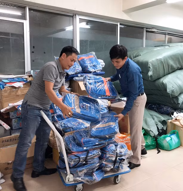 Thạc sĩ Nguyễn Bá Anh (phải) trực tiếp xếp ba lô cùng phóng viên Báo Giáo dục & Thời đại để gửi đến các em học sinh vùng biên giới Tân Hồng, tỉnh Đồng Tháp