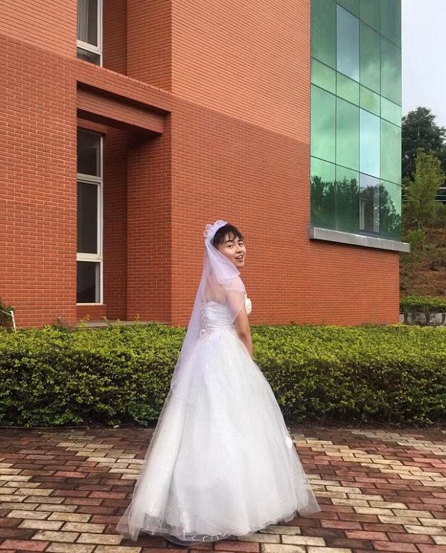 Khi bạn là nam nhân duy nhất trong lớp thì ngày tốt nghiệp bạn sẽ biến thành cô dâu như thế này đây - Hình 2