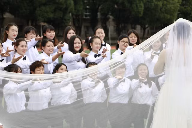 Khi bạn là nam nhân duy nhất trong lớp thì ngày tốt nghiệp bạn sẽ biến thành cô dâu như thế này đây - Hình 4