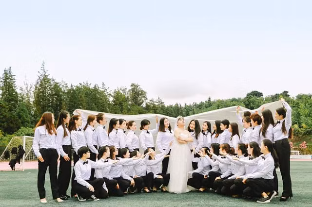 Khi bạn là nam nhân duy nhất trong lớp thì ngày tốt nghiệp bạn sẽ biến thành cô dâu như thế này đây - Hình 5