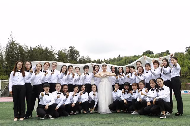 Khi bạn là nam nhân duy nhất trong lớp thì ngày tốt nghiệp bạn sẽ biến thành cô dâu như thế này đây - Hình 3