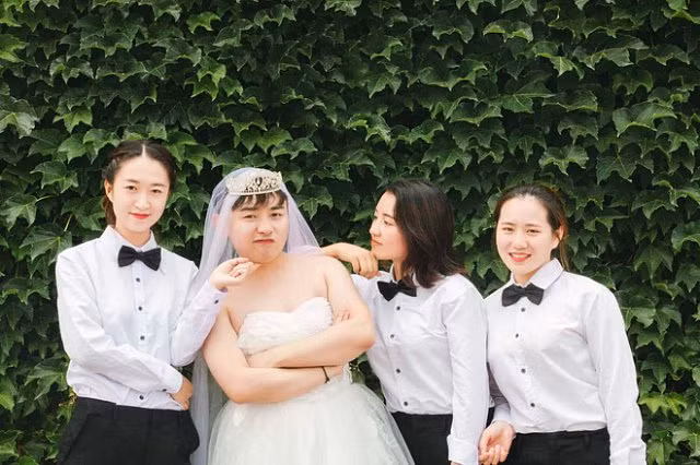 Khi bạn là nam nhân duy nhất trong lớp thì ngày tốt nghiệp bạn sẽ biến thành cô dâu như thế này đây - Hình 1