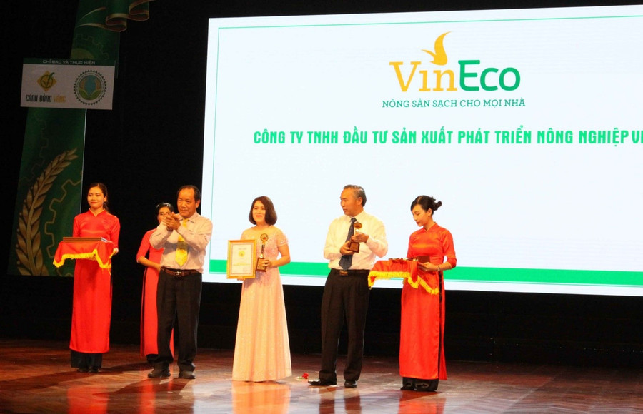 Đại diện VinEco nhận chứng nhận “Thương hiệu Vàng nông nghiệp Việt Nam”. Đại diện VinEco nhận chứng nhận “Thương hiệu Vàng nông nghiệp Việt Nam”.