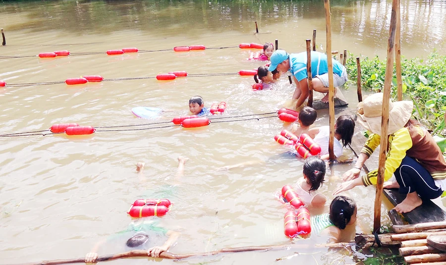 Nỗi lo đuối nước ngày hè