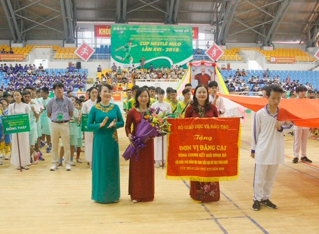 Thứ trưởng Nguyễn Thị Nghĩa tặng cờ và hoa cho lãnh đạo sở GD&ĐT tỉnh Quảng Trị, đơn vị đăng cai tổ chức vòng chung kết cúp Milo 2018. Thứ trưởng Nguyễn Thị Nghĩa tặng cờ và hoa cho lãnh đạo sở GD&ĐT tỉnh Quảng Trị, đơn vị đăng cai tổ chức vòng chung kết cúp Milo 2018.