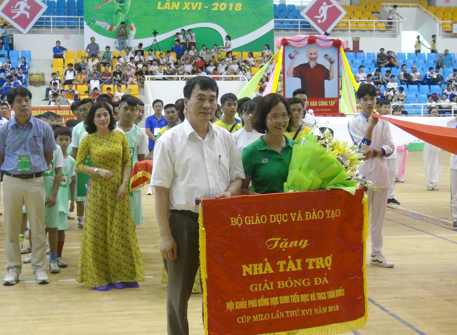 Đại diện bộ GD&trao cờ và hoa cho đơn vị tài trợ Đại diện bộ GD&trao cờ và hoa cho đơn vị tài trợ