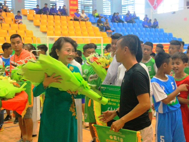 Thứ trưởng Nguyễn Thị Nghĩa tặng hoa cho đơn vị tham gia giải đấu. Thứ trưởng Nguyễn Thị Nghĩa tặng hoa cho đơn vị tham gia giải đấu.