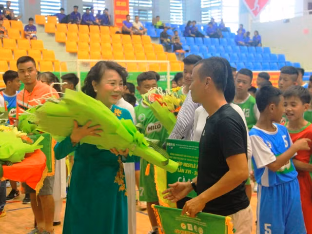 Thứ trưởng Nguyễn Thị Nghĩa tặng hoa cho đơn vị tham gia giải đấu.