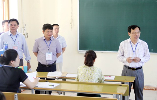 Ông Mai Văn Trinh (ngoài cùng bên phải) lưu ý cán bộ chấm thi thực hiện nghiêm túc quy chế Ông Mai Văn Trinh (ngoài cùng bên phải) lưu ý cán bộ chấm thi thực hiện nghiêm túc quy chế