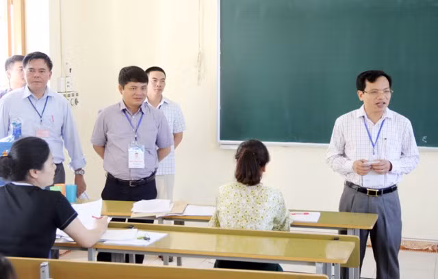 Ông Mai Văn Trinh (ngoài cùng bên phải) lưu ý cán bộ chấm thi thực hiện nghiêm túc quy chế