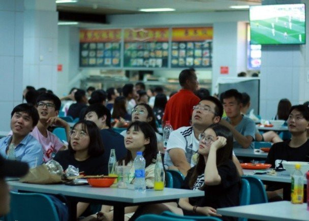 {title} Sinh viên TQ cuồng cá độ bóng đá mùa World Cup