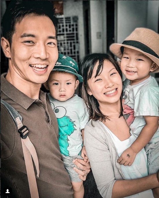 {title} Anh chồng ‘soái ca’ đỡ đẻ cho vợ ngay bên lề đường