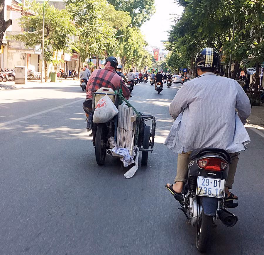 Vô tư bon bon trên đường Phố Huế