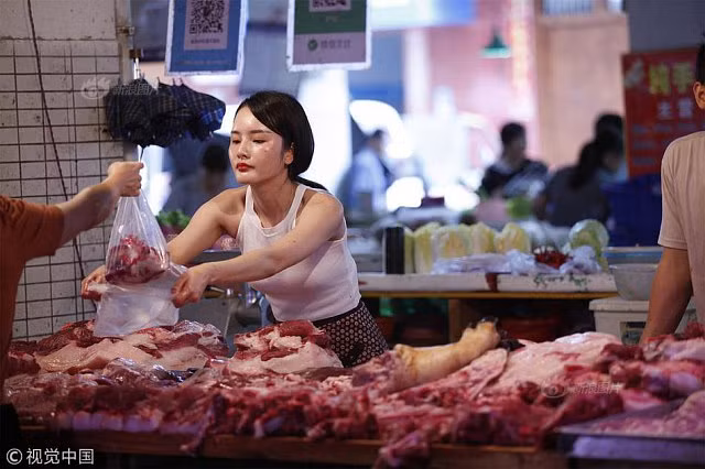 Cô gái 26 tuổi bỏ việc văn phòng ra chợ bán thịt được mệnh danh là “Tây Thi thịt lợn” gây sốt mạng xã hội Trung Quốc - Hình 3