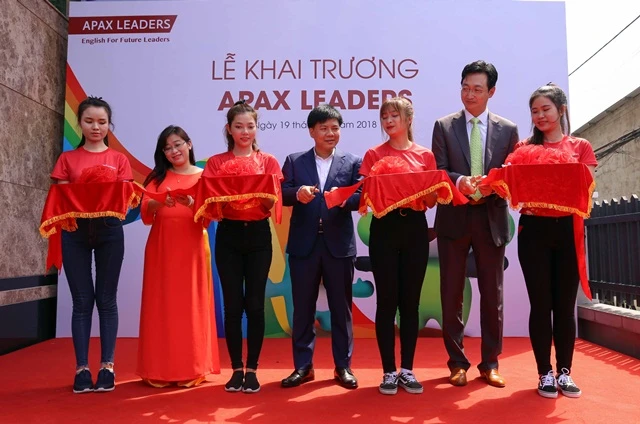 Các đại biểu và HĐQT của Apax Leaders cắt băng khánh thành loạt trung tâm mới tại khu vực phía Nam