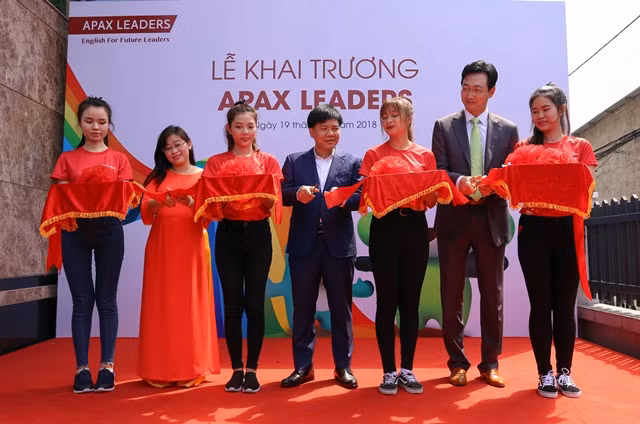 Các đại biểu và HĐQT của Apax Leaders cắt băng khánh thành loạt trung tâm mới tại khu vực phía Nam