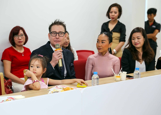 Vợ chồng ca sĩ Đoan Trang chia sẻ việc đồng hành cùng Apax Leaders vì tin tưởng