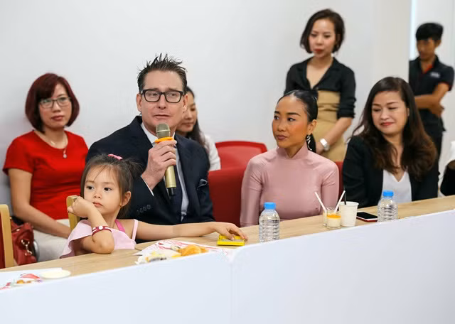 Vợ chồng ca sĩ Đoan Trang chia sẻ việc đồng hành cùng Apax Leaders vì tin tưởng