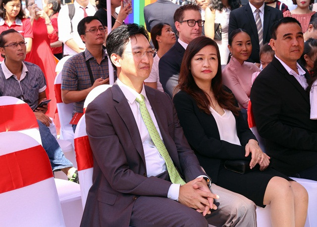 Các đại biểu tại lễ khai trương cơ sở mới của Apax Leaders