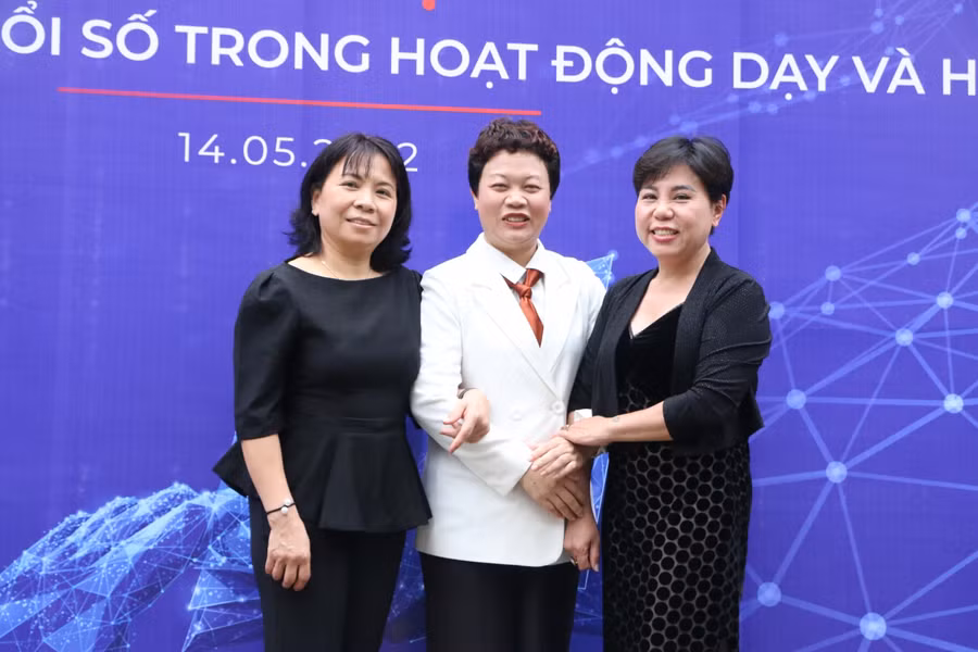 Cô Văn Liên Na (bìa phải) và cô Văn Quỳnh Giao (bìa trái) - đại diện Trường THCS-THPT Lương Thế Vinh cơ sở Tân Triều chụp ảnh cùng PGS.TS Chu Cẩm Thơ tại sự kiện.