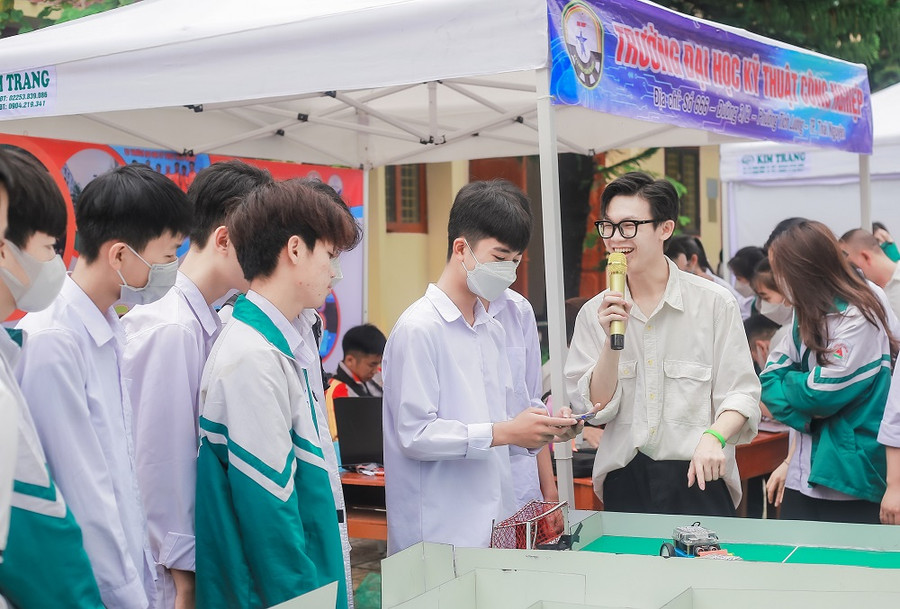 Hoàng Đức Chung luôn tự tin khẳng định bản thân thông qua các hoạt động.