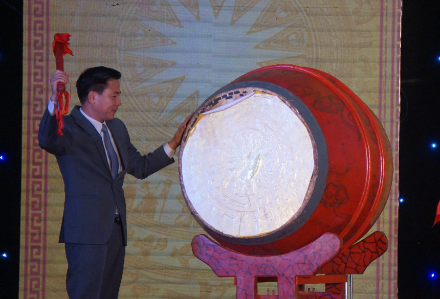 Bí thư Tỉnh ủy Thanh Hóa Đỗ Trọng Hưng đánh trống khai mạc Lễ hội đền Bà Triệu. (Ảnh: NT).