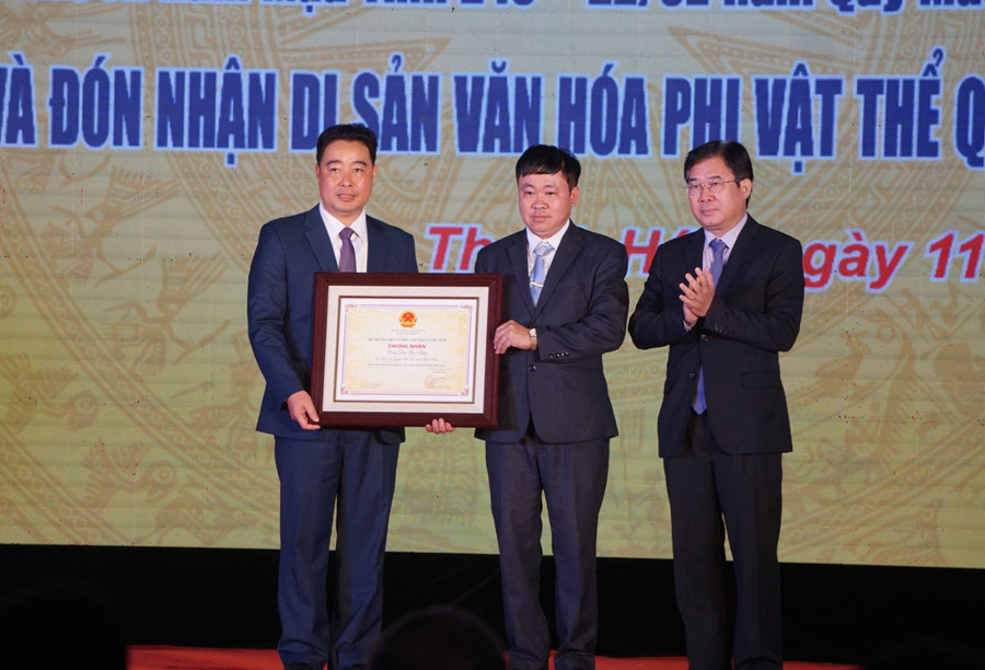 Ông Nông Quốc Thành - Phó Cục trưởng Cục Di sản văn hóa trao bằng công nhận Di sản văn hóa phi vật thể Quốc gia - Lễ hội Đền Bà Triệu cho tỉnh Thanh Hóa. (Ảnh: NT).
