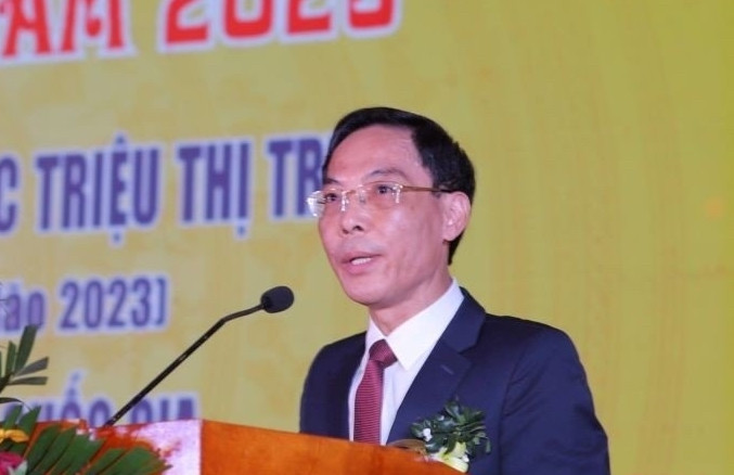 Ông Đầu Thanh Tùng, Phó Chủ tịch UBND tỉnh Thanh Hóa, đọc diễn văn khai mạc lễ hội đền Bà Triệu. (Ảnh: NT).