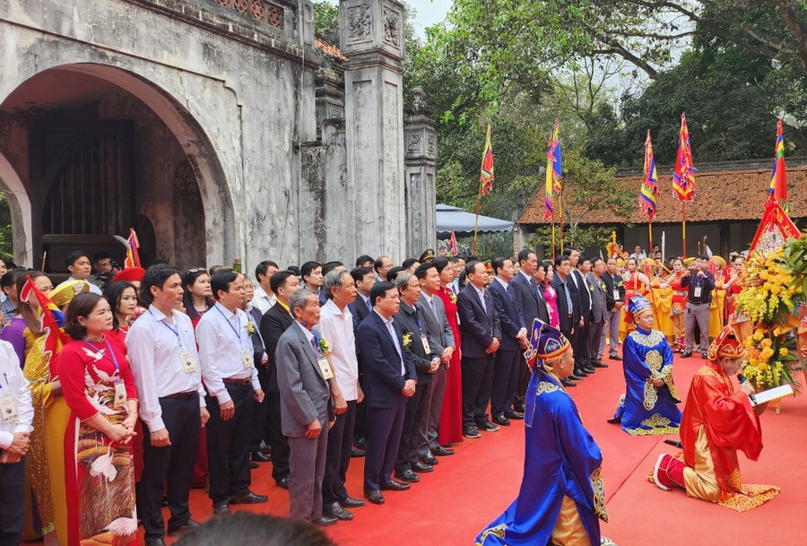 Đại diện lãnh đạo Trung ương và lãnh đạo tỉnh Thanh Hóa dự nghi lễ tại đền Bà Triệu. (Ảnh:NT).