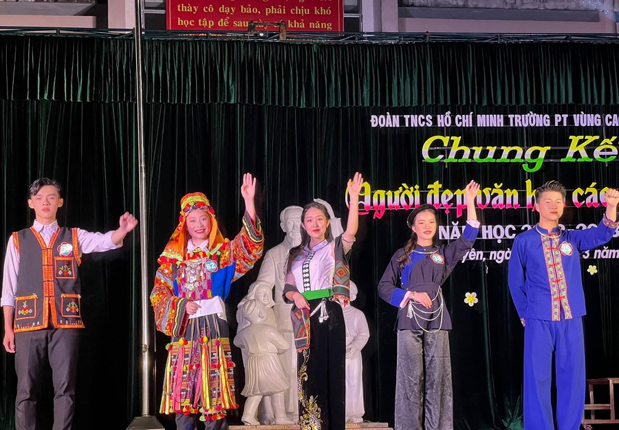 Các thí sinh trình diễn trang phục dân tộc. Các thí sinh trình diễn trang phục dân tộc.