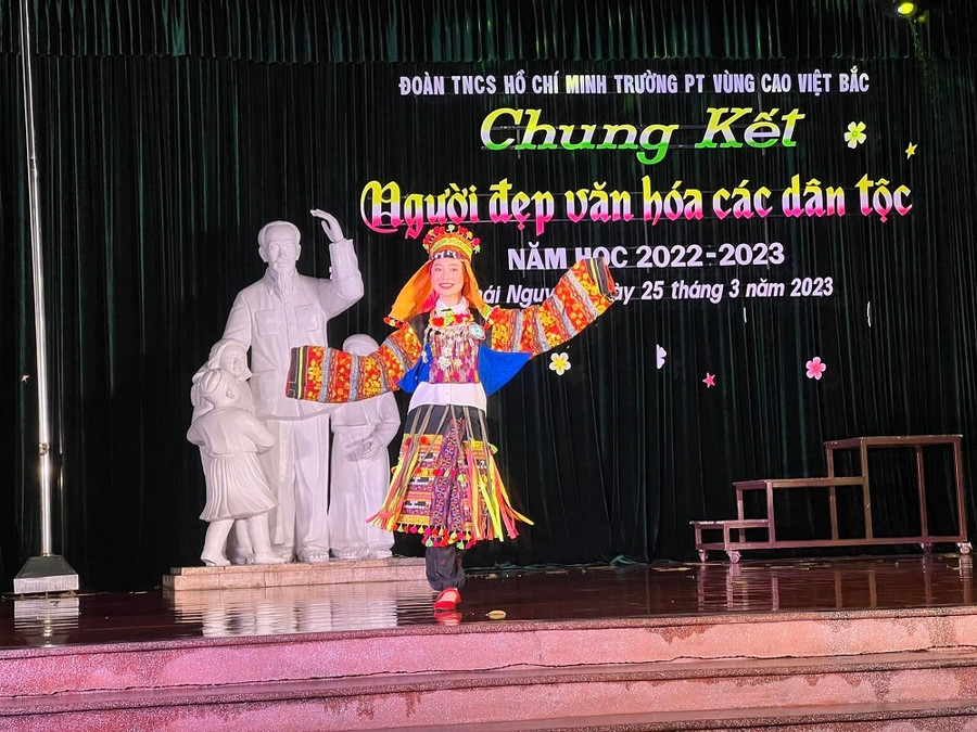 Phần trình diễn trang phục dân tộc. Phần trình diễn trang phục dân tộc.