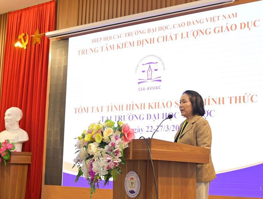 PGS.TS. Trần Thị Hà, nguyên Vụ trưởng Vụ Giáo dục Đại học, Bộ GD&amp;ĐT phát biểu tại buổi lễ.