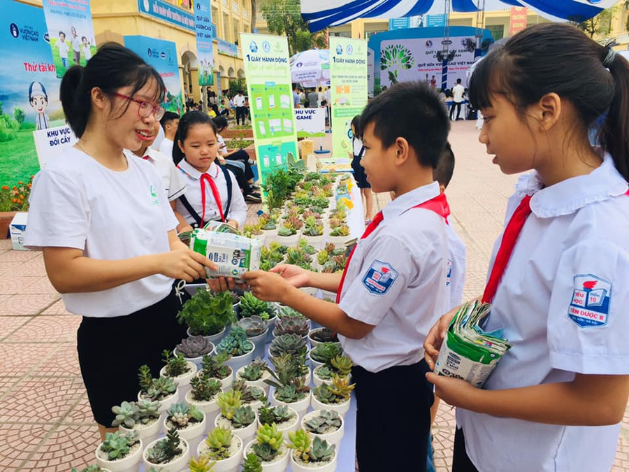 Hội sách xả kho còn có hoạt động "Đổi sách lấy cây". Ảnh: Đinh Tị Books. Hội sách xả kho còn có hoạt động "Đổi sách lấy cây". Ảnh: Đinh Tị Books.